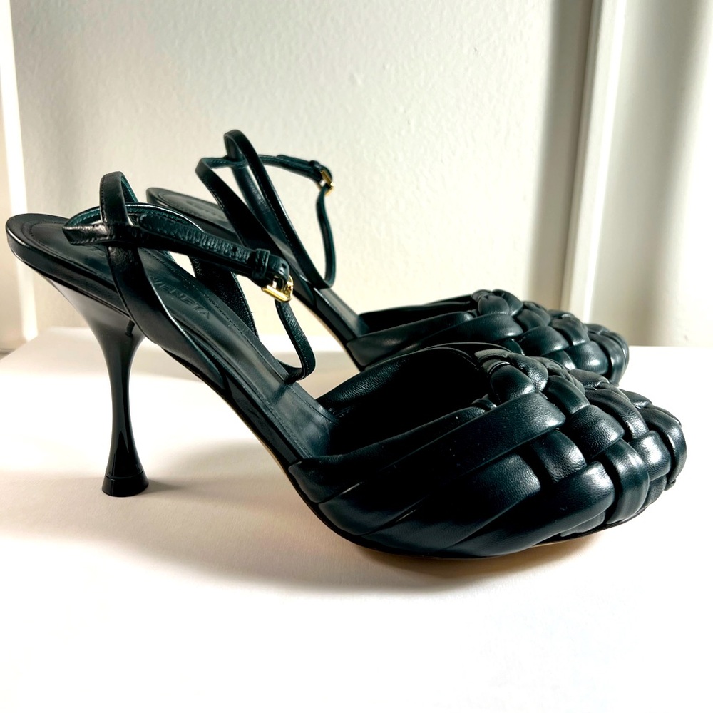 Bottega Veneta Freckles Woven Leather Pump. Size 37.5